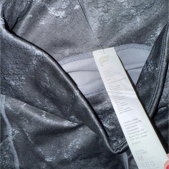 New Fabletics Cold Weather High Waisted Pocket Legging Reptilia size M - Picture 6 of 8